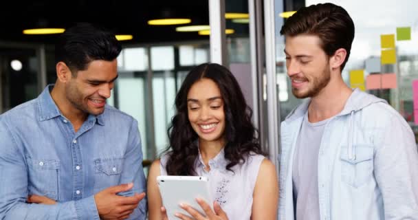 Gelukkig leidinggevenden met behulp van digitale tablet — Stockvideo