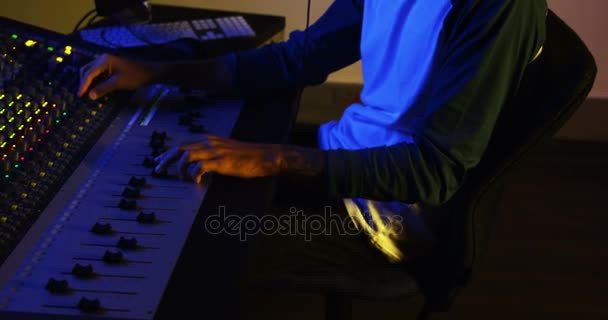 Engenheiro de áudio masculino mostrando polegar até a banda enquanto mistura o som — Vídeo de Stock