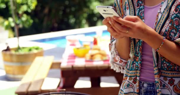 Chica usando el teléfono móvil cerca de la piscina — Vídeos de Stock