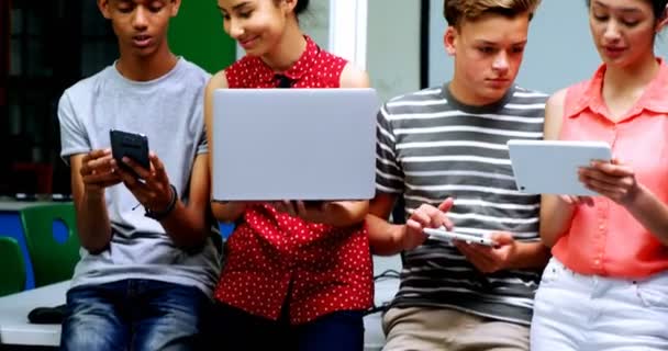 Οι μαθητές χρησιμοποιούν φορητό υπολογιστή, κινητό τηλέφωνο και ψηφιακό tablet — Αρχείο Βίντεο