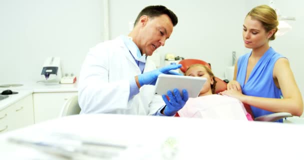 Dentysta interakcji z matką młodych pacjentów — Wideo stockowe