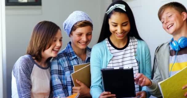 Grupo de alunos usando tablet digital em sala de aula — Vídeo de Stock