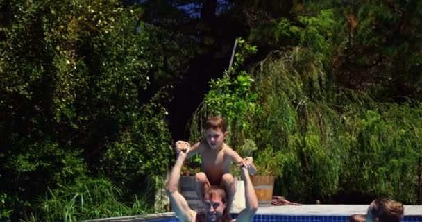 Família feliz se divertindo na piscina — Vídeo de Stock