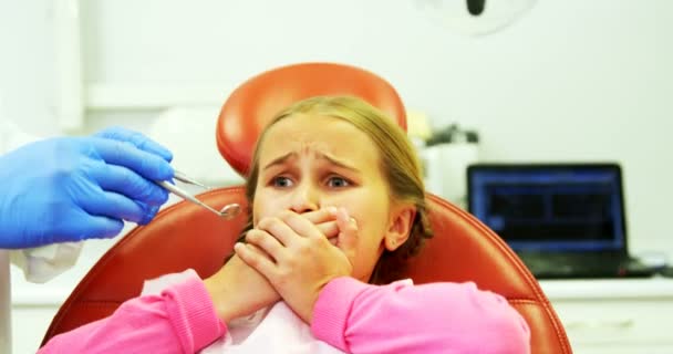 Jonge patiënt bang tijdens een tandheelkundige check-up — Stockvideo