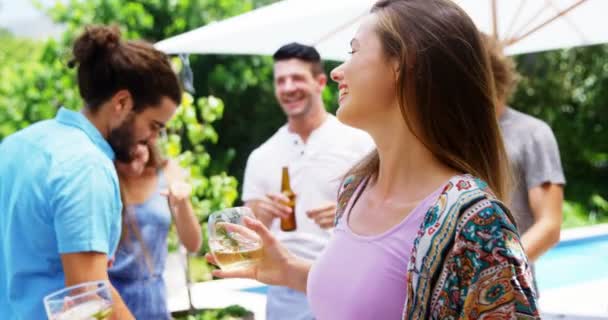 Gruppe von Freunden tanzt bei Drinks auf Grillparty im Freien — Stockvideo