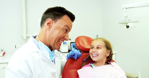 Zahnarzt interagiert mit jungen Patienten — Stockvideo