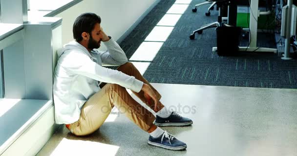 Deprimido ejecutivo masculino sentado en el suelo — Vídeo de stock