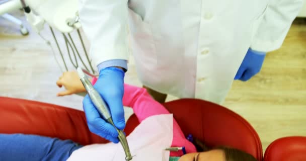 Junge Patientin erschreckt bei Zahnuntersuchung — Stockvideo
