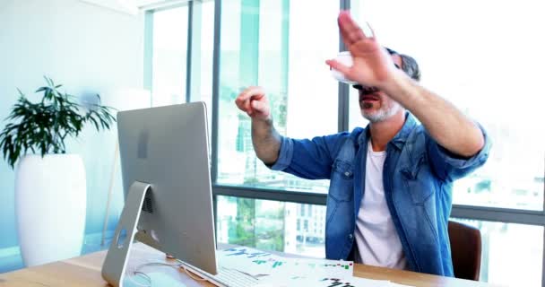 Homme exécutif utilisant casque de réalité virtuelle au bureau — Video
