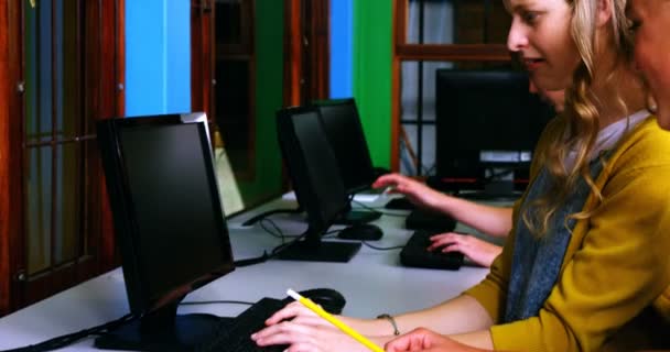 Estudantes interagindo ao usar o computador em sala de aula — Vídeo de Stock