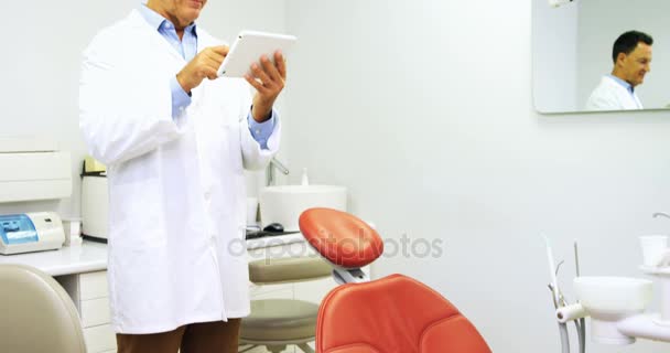 Dentysta przy użyciu cyfrowego tabletu — Wideo stockowe