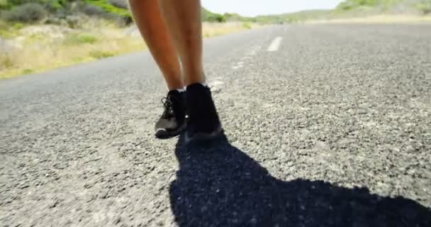 Baixa seção de homem triatleta correndo na estrada rural — Vídeo de Stock