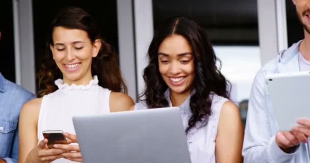 Щасливі керівники використовують цифровий планшет, ноутбук і мобільний телефон — стокове відео