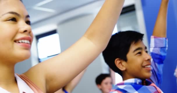 Estudiante levantando la mano en el aula — Vídeo de stock