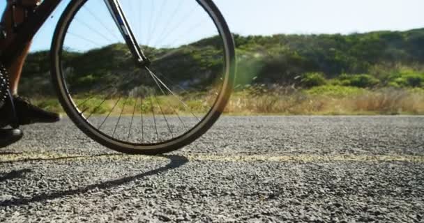 Triatlonista muž na kole v krajině silniční — Stock video