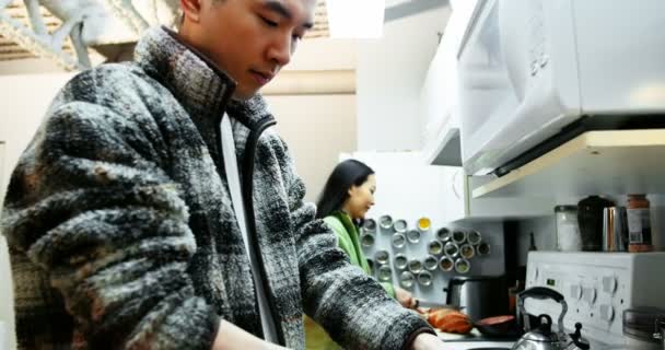 Hombre picando verduras en la cocina — Vídeos de Stock