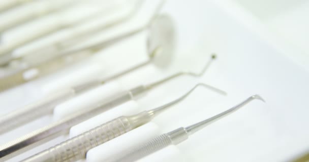 Różne narzędzia stomatologiczne, przechowywane w schowku — Wideo stockowe
