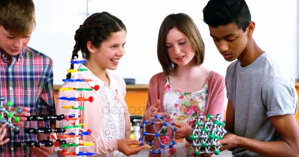 Estudiantes de escuela experimentando modelo de molécula en laboratorio — Vídeos de Stock