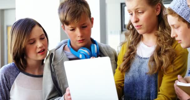 Groupe d'étudiants utilisant un ordinateur portable en classe — Video