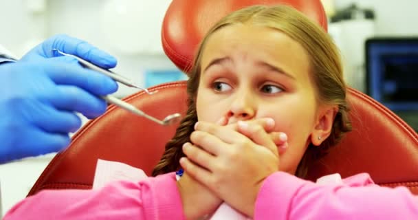 Молодой пациент боится во время стоматологического осмотра — стоковое видео