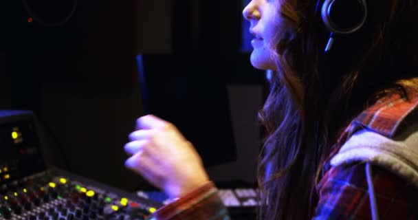 Kobiece inżynier dźwięku przy użyciu miksera dźwięku — Wideo stockowe