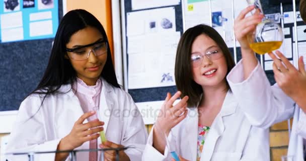 Aufmerksame Schüler bei einem chemischen Experiment im Labor — Stockvideo