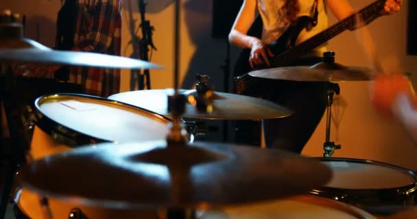 Banda actuando en estudio — Vídeos de Stock