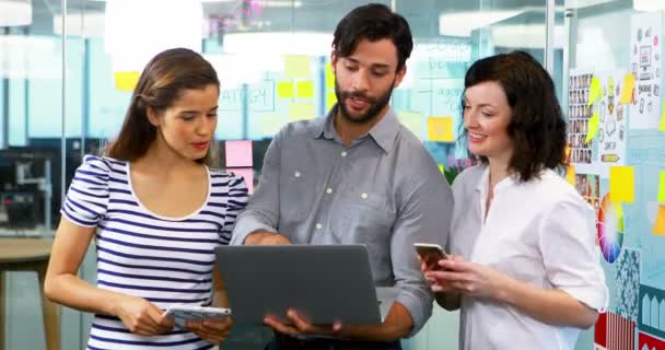 Groep van leidinggevenden bespreken over laptop — Stockvideo