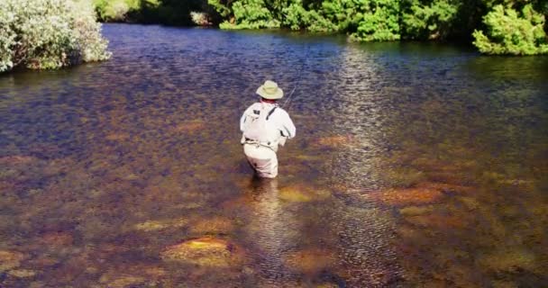 河里钓鱼的男人飞 — 图库视频影像
