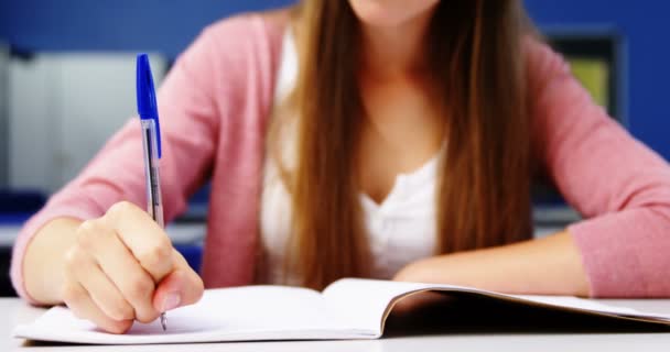 Estudiante estudiando en el aula — Vídeos de Stock