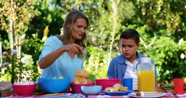 Anne oğlu ile yemek yerken etkileşim — Stok video