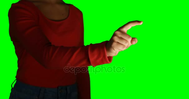 Mujer fingiendo usar una pantalla invisible — Vídeos de Stock