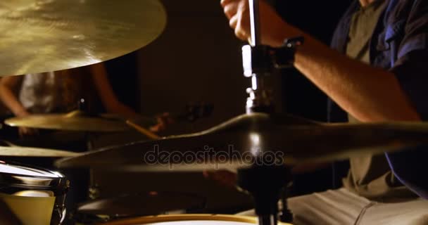 Барабанщик грає на барабані в студії — стокове відео