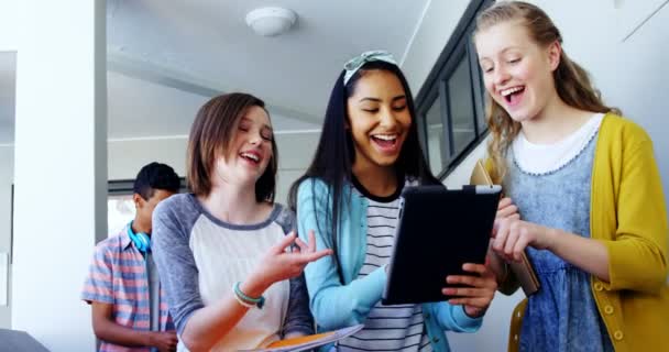 Ομάδα σχολείου φίλων χρησιμοποιώντας ψηφιακό tablet στο διάδρομο — Αρχείο Βίντεο
