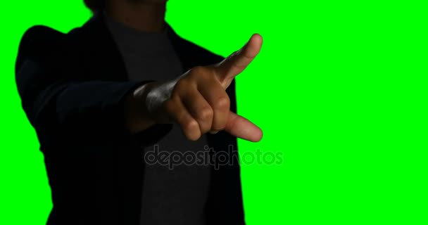 Женщина делает жест рукой на зеленом фоне экрана — стоковое видео