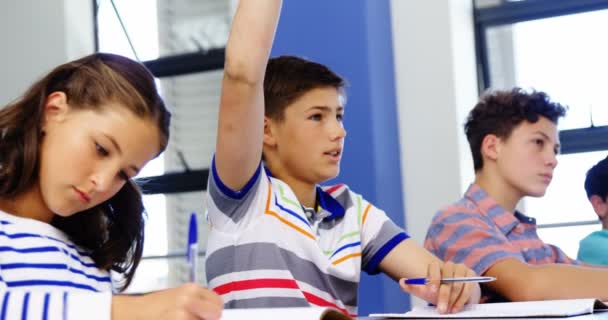 Student raising hand in classroom — Stock Video