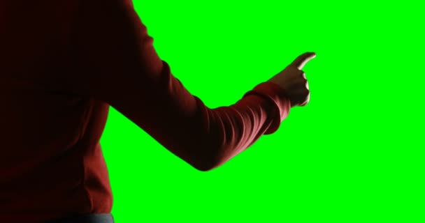 Main de femme prétendant utiliser un écran invisible — Video