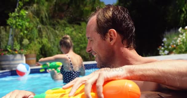 Retrato del hombre sonriendo cerca de la piscina — Vídeo de stock