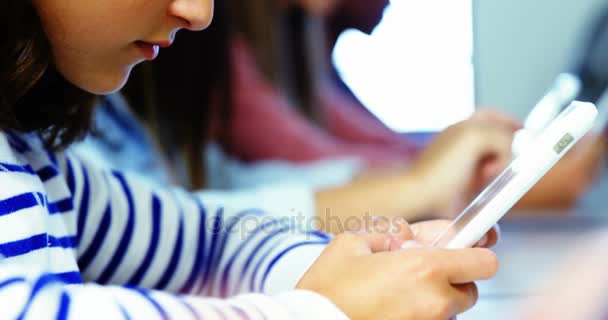 Estudantes usando tablet digital em sala de aula — Vídeo de Stock