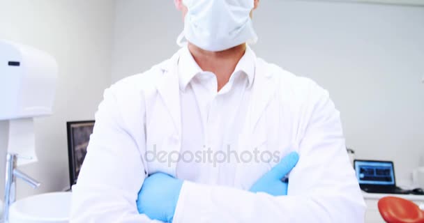 Retrato del dentista con máscara quirúrgica — Vídeo de stock