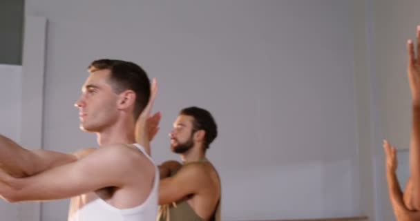 Gruppe von Menschen, die Yoga im Fitnessstudio praktizieren — Stockvideo