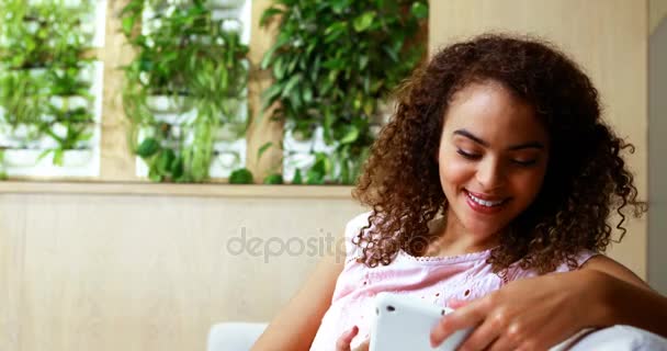 Женщина исполнительная сидит на диване и с помощью цифрового планшета — стоковое видео