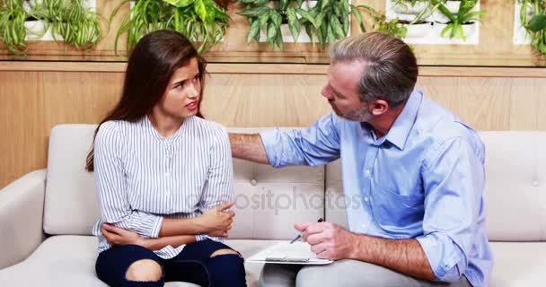 Doctor consolando paciente femenino — Vídeo de stock