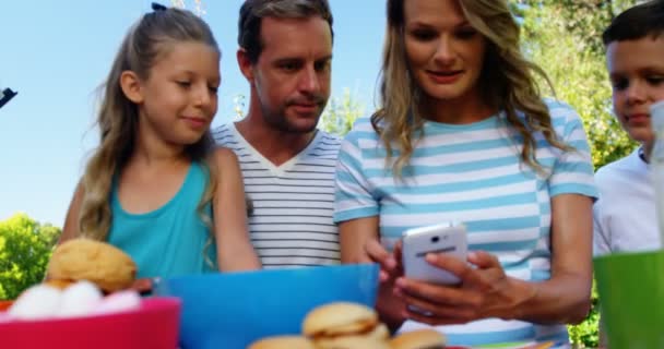 Сім'я бере селфі на мобільний телефон в саду будинку — стокове відео