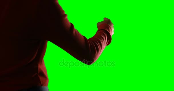 Рука женщины, притворяющейся, что пользуется невидимым экраном — стоковое видео