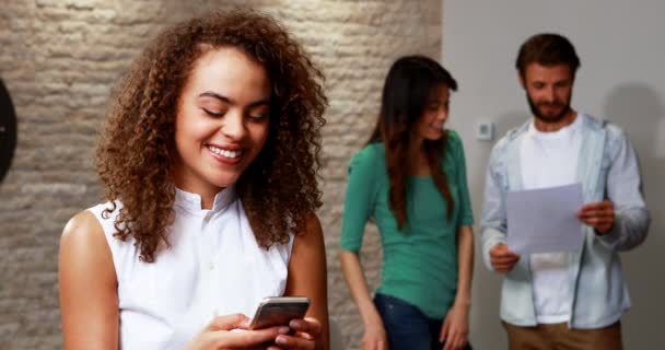 Executivo feminino usando telefone celular — Vídeo de Stock