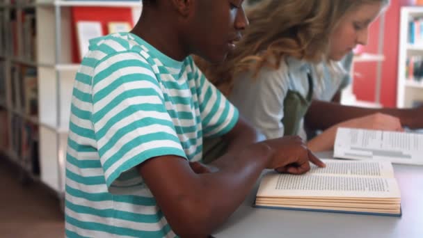 Estudiantes que estudian en clase — Vídeos de Stock