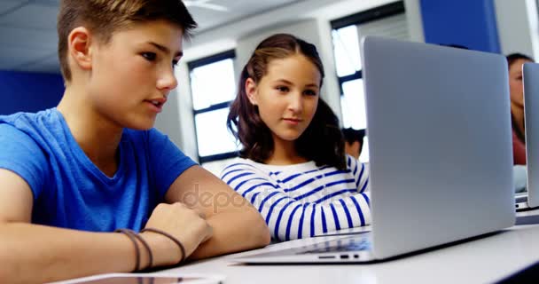 Estudantes usando laptop em sala de aula — Vídeo de Stock