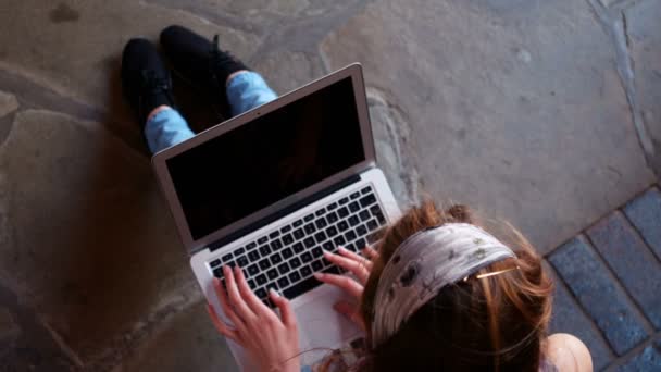 Schoolmeisje met behulp van laptop — Stockvideo
