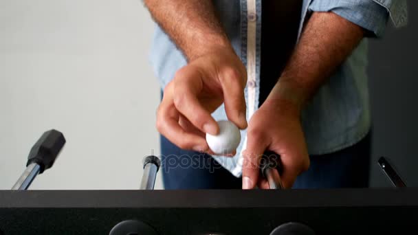 Homem jogando jogo de futebol de mesa — Vídeo de Stock